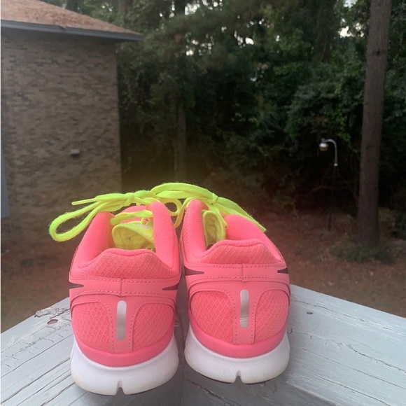 Nike Flex 2013 Run Shoes Size 6Y Pink And Yellow - Picture 3 of 5